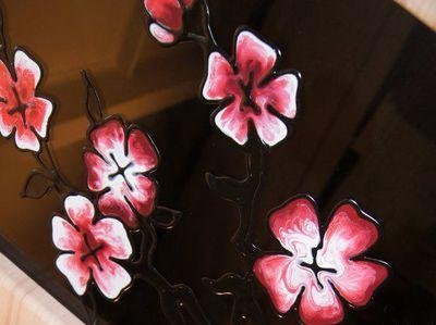 Sakura çiçekleri, kulaklığın ana dekorasyonudur