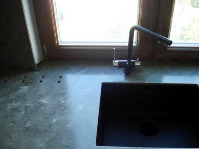 Masa üstü, yerleşik bir lavaboya ve hava konveksiyonu için açıklıklara sahip bir pencere eşiğidir.