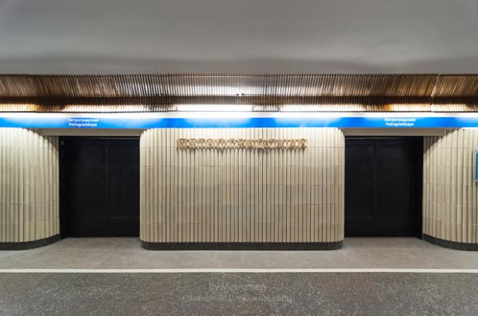 Neden Petersburg metro istasyonlarında platformda kapılar inşa edilmiştir