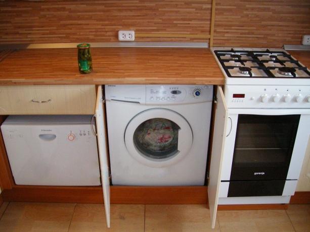 Mutfakta çamaşır makinesi için harika bir yer