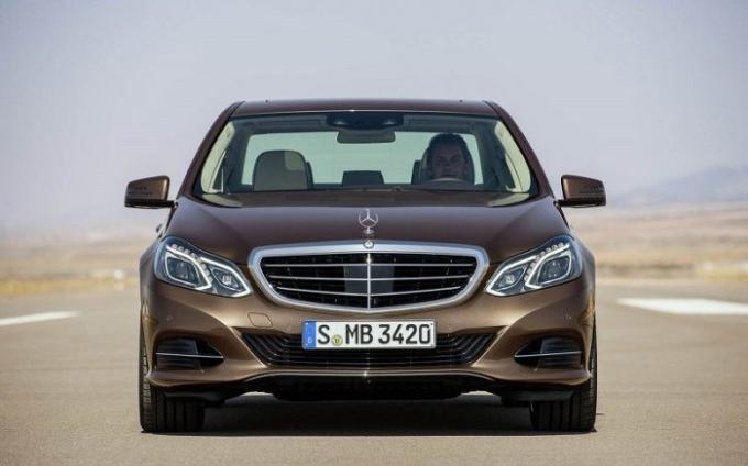 2014 yılında Alman iş sınıfı sedan Mercedes-Benz E Serisi. | Fotoğraf: cheatsheet.com.