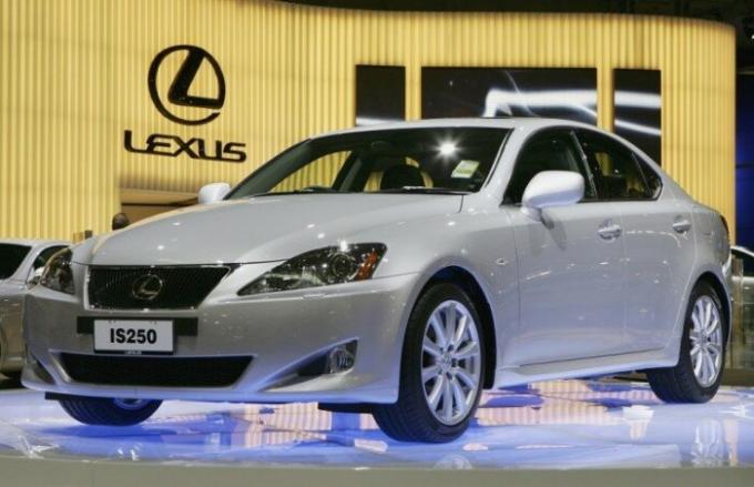 Lexus arabalar lüks ve güvenilirlik ile ilişkilendirilir IS. | Fotoğraf: cheatsheet.com.