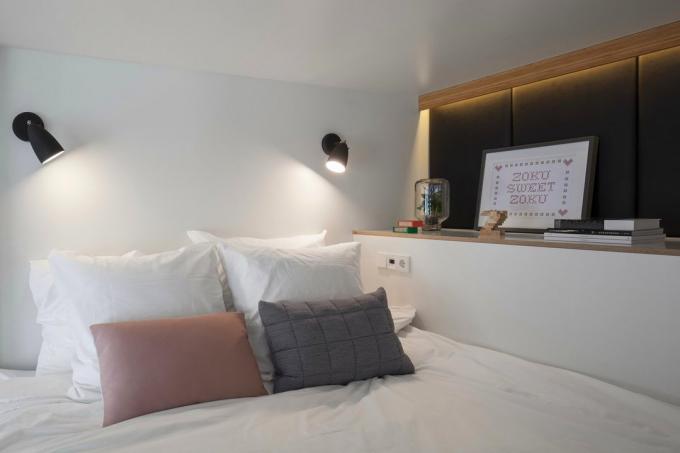 Tavana bir yatak odası ile fonksiyonel odnushka 25 m²