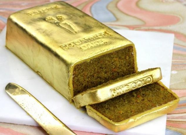 Altın bir külçe formunda havuç kek.