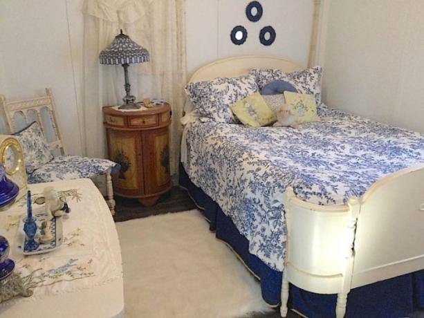 beyaz ve mavi renklerde rahat bir retro yatak odası.