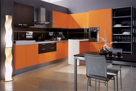 Siyah unsurlar, aktivitelerinde turuncu olanlardan daha aşağı değildir, mobilyaları istila eder, dikkat dağıtıcı beyazla aktif olarak etkileşime girer, bu da mutfağa olağanüstü bir rahatlık verir.