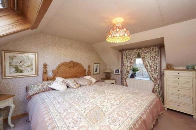 kral yatağı bulunan yatak odası.