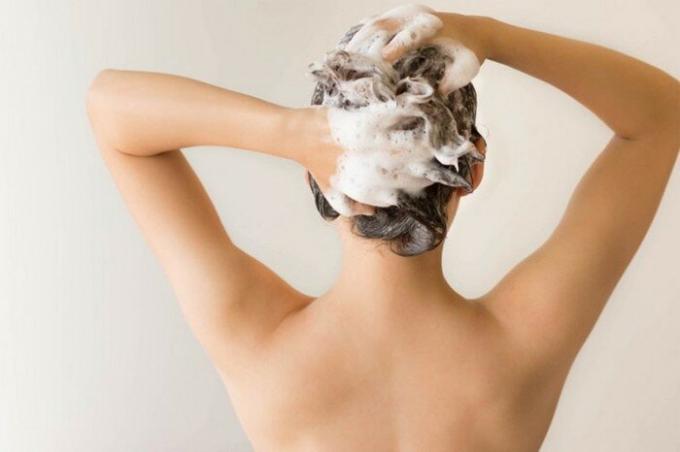 Ne popüler şampuan acımasızca saça zarar (ve onun yerine ne) var