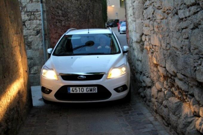 Ford sürücüsü zorlukla Girona İspanya dar sokaklarında gizlice. | Fotoğraf: chambersarchitects.com.