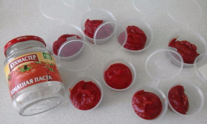 atılabilir plastik kaplar içinde yapıştırma domates.