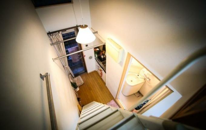 Tokyo'da Daire: mutfak, banyo, yatak odası ve balkon.