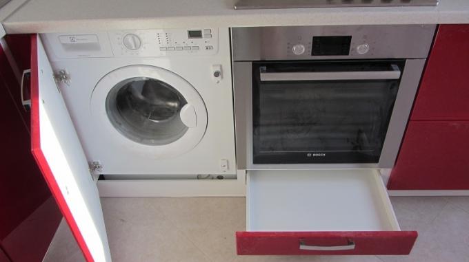 Mutfakta ankastre çamaşır makinesi, bir çamaşır makinesini bir mutfak setine nasıl inşa edersiniz: talimatlar, fotoğraf ve video eğitimleri, fiyat