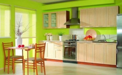 Mutfağın iç kısmındaki açık yeşil rengin zıt kırmızı detaylarla birleşimi