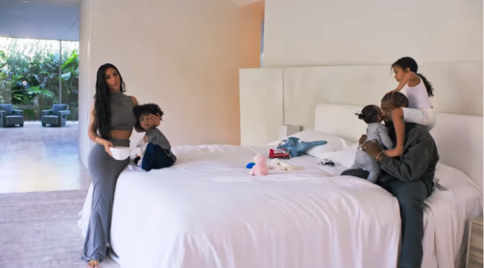 yatak odası birinde çocukları ile Kim Kardashian ve rapçi Kanye West. | Fotoğraf: youtube.com.