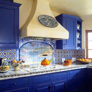 Hafif duvarların arka planında mavi bir mutfak fotoğrafı