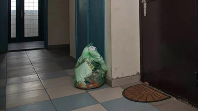 Umnichka eşi sütten komşular artık atık kokmaz, ortak koridora çöp torbası standı!