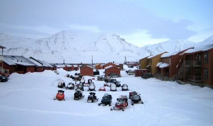 Kış aylarında, tüm sakinler ve turistler (Longyearbyen, Norveç) motosikletleri taşıyın.