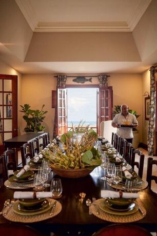 hep misafirler dolu muhteşem bir yemek odası. | Fotoğraf: Thiago Molinos (Tiago Molinos).