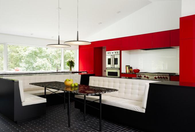 Özel bir evde kırmızı ve beyaz mutfak