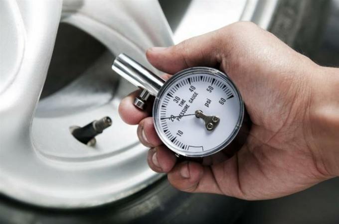 Lastik basıncı önemli ölçüde yakıt tüketimini artırabilir. | Fotoğraf: autoglim.ru