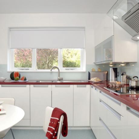 Beyaz bir mutfağın tasarımı (45 fotoğraf): kendi ellerinizle dekorasyon yapmak için video talimatları, kırmızı, fiyat, fotoğraf ile kombinasyon