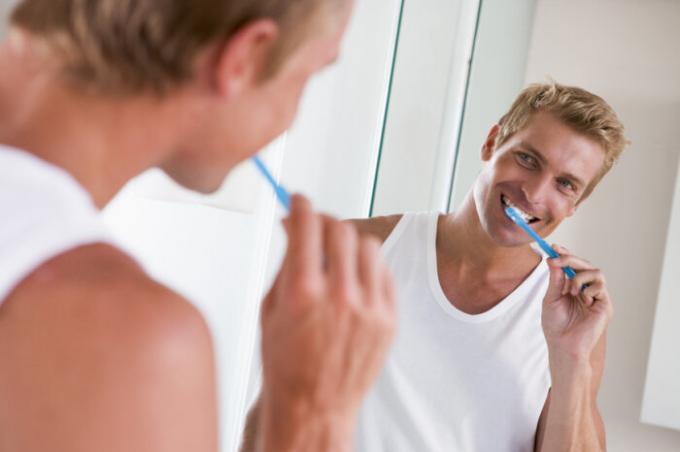 Bir duş alarak, iyice dişleri temizlemek için unutma. / Fotoğraf: static5.depositphotos.com. 