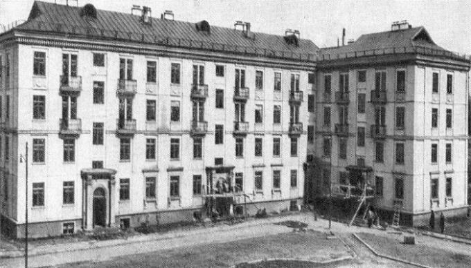 İlk panel, evler Khoroshevskoye Yolu (1949).