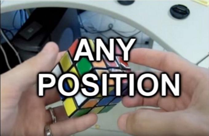Nasıl iki hareketler aracılığıyla Rubik küpü monte