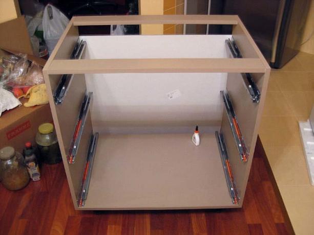 Çekmeceler ve arka panel için bağlantı elemanlı çekmece kasası.