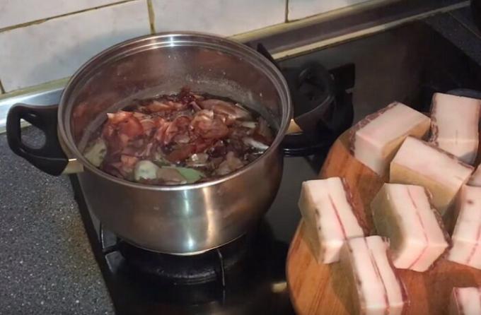 soğan kabuğu pişirme dilimlenmiş domuz pastırması.