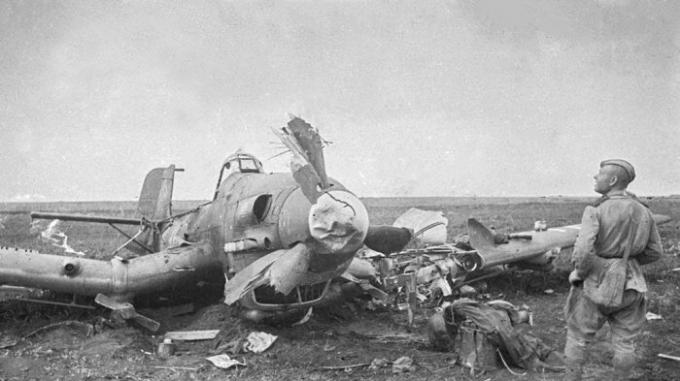 Sovyet asker U 87 düşürülen kontrol edin. | Fotoğraf: imgur.com. 