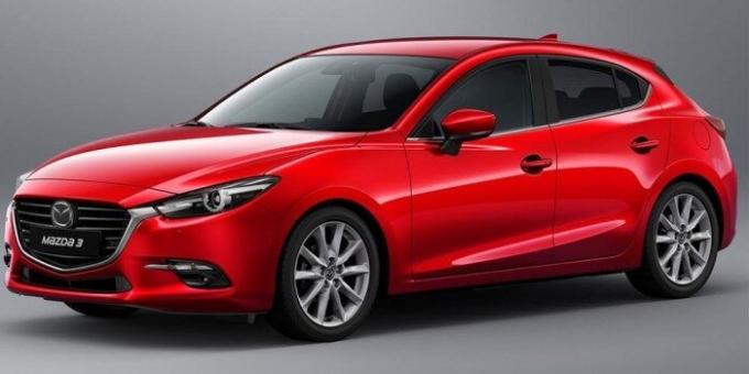 Küçük araba Mazda 3 adam için mükemmel bir seçim.