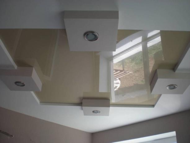Merkezde streç film ve plafond lambalar için kutu plafondlar