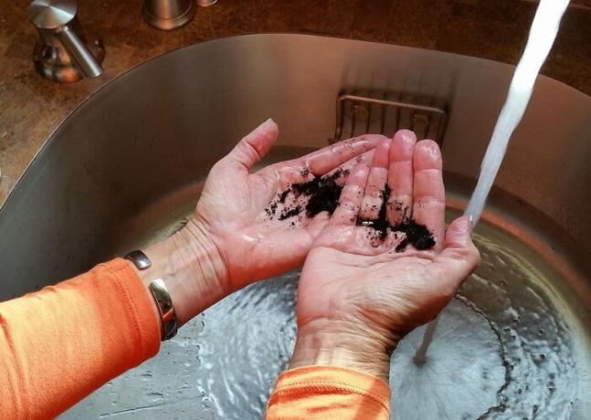 Bazen ellerin kahve telvesi yıkamak yararlıdır. / Fotoğraf: 3.bp.blogspot.com